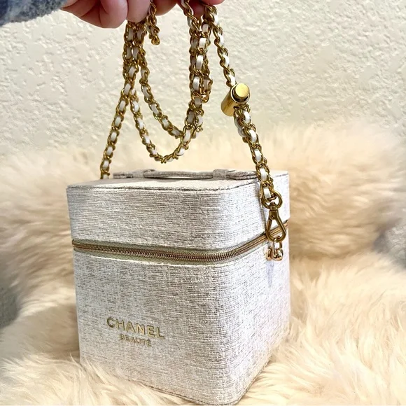 CHANEL Cream and Gold Cosmetic Vanity Bag with Crossbody Chain - Picture 11 of 14